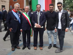 premiazione con sindaci e familiari